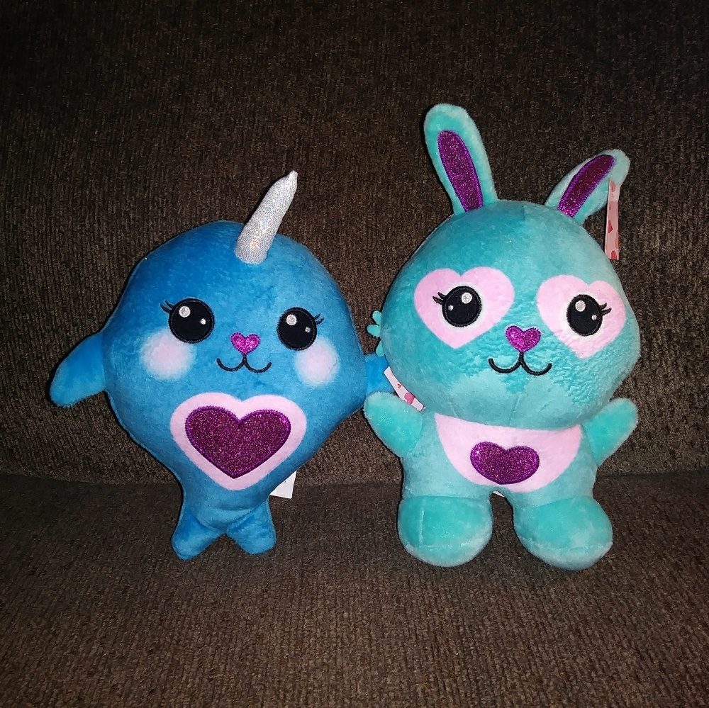 2 heart plushies